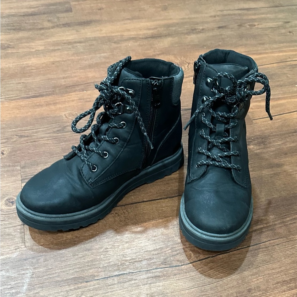 Boys Cat & Jack black lace up and zip up boots size 3 excellent condition